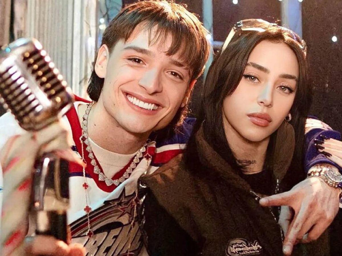 Peso Pluma decora su árbol de navidad con imagen de Nicki Nicole