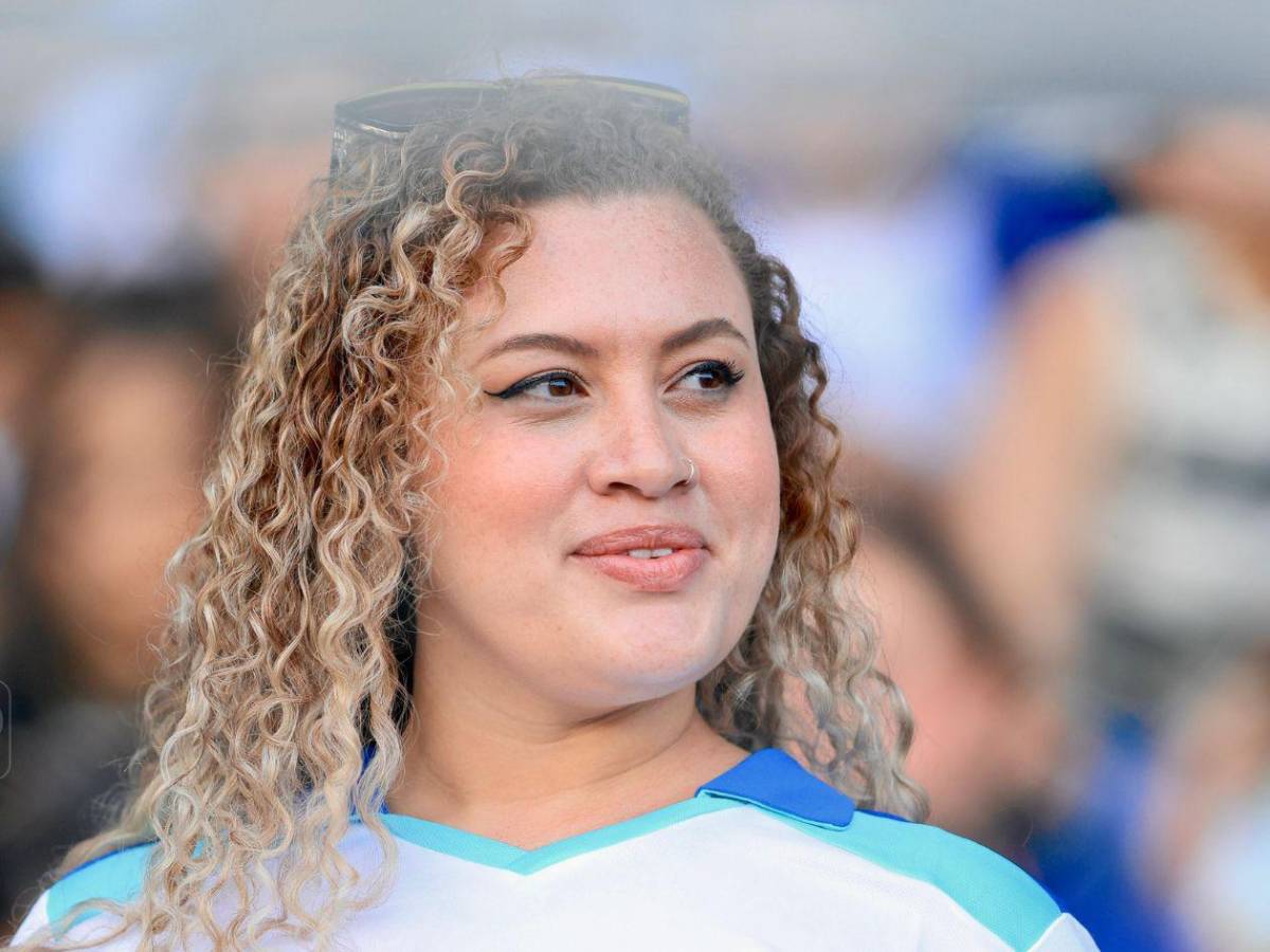 Las bellas chicas que adornan el ambiente en el partido de tiktokers