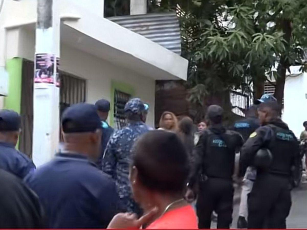 Hallan muerta a niña dentro de una mochila en una alcantarilla; su padre fue detenido