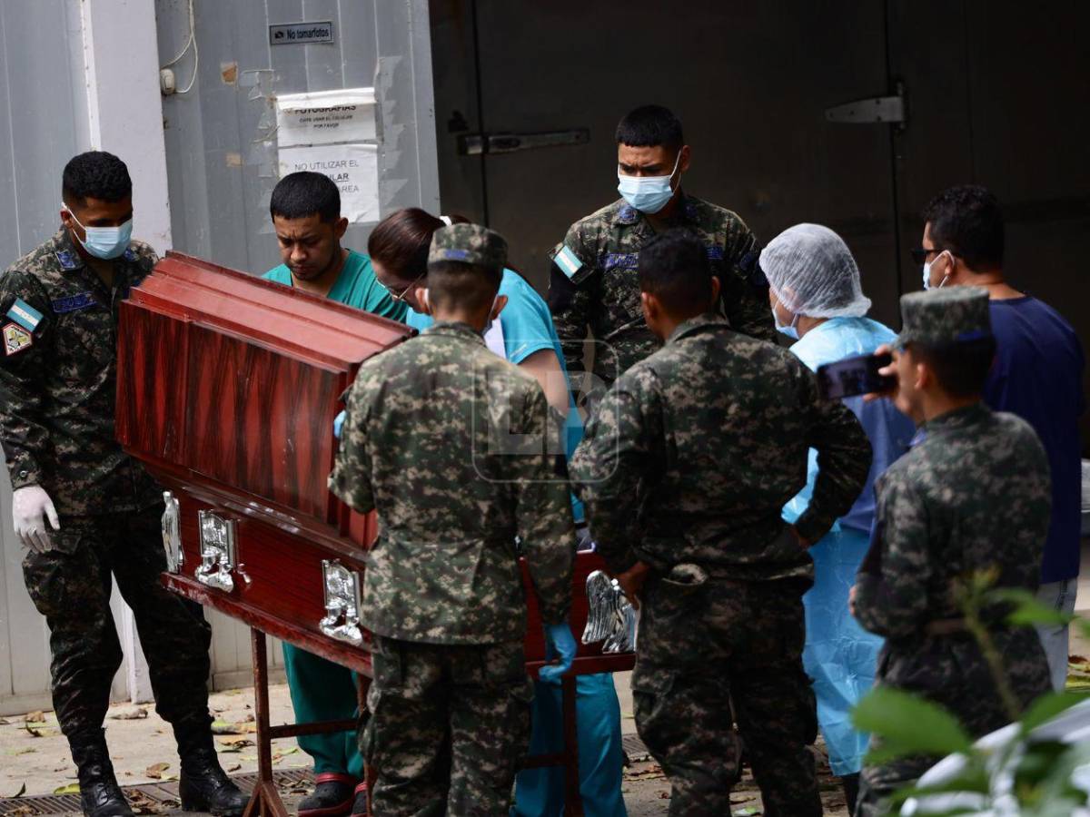 Fotos: el drama en la morgue al retirar cuerpos de víctimas de accidente en Roatán