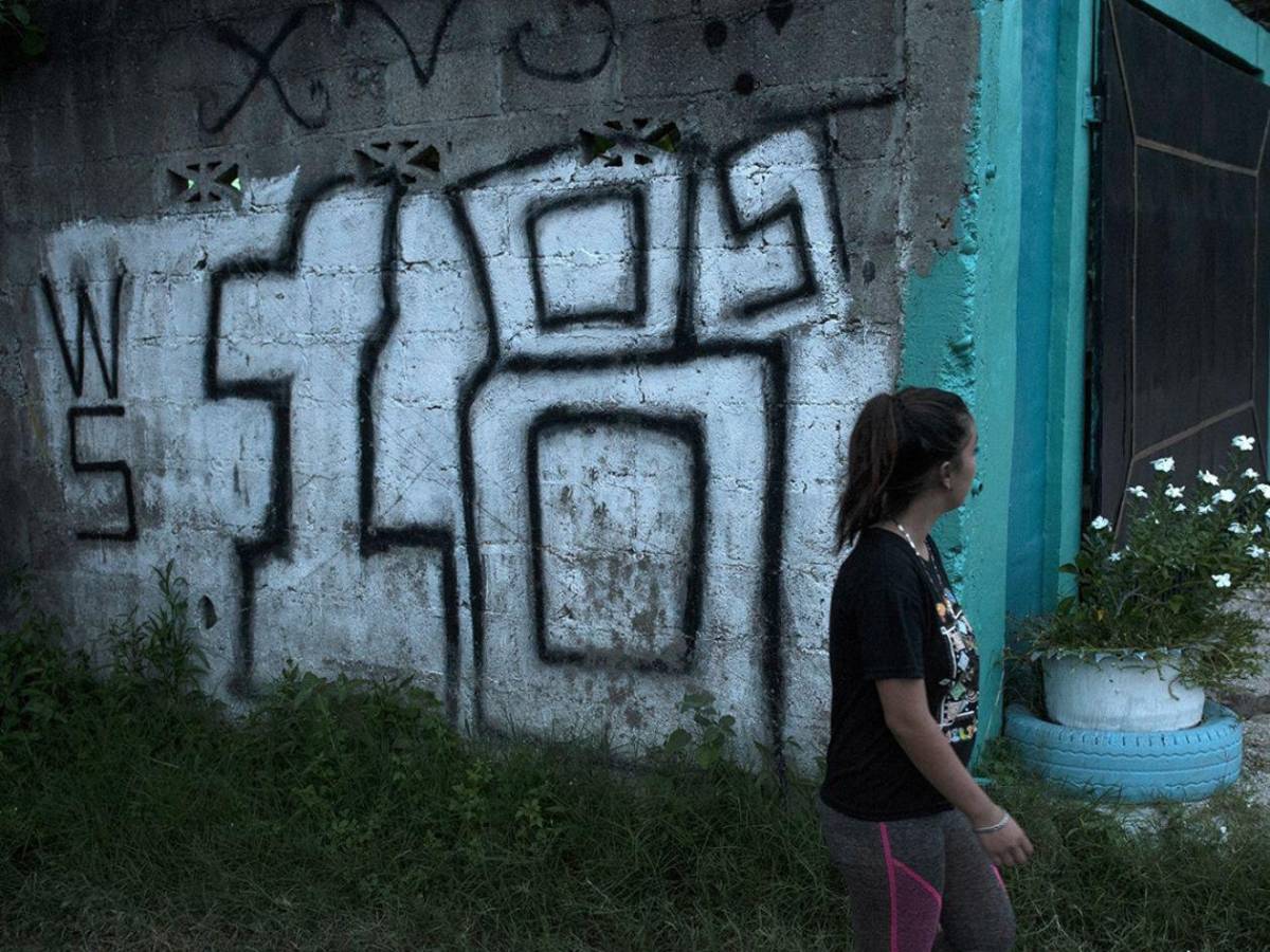 “Que vayas con Dios”: la canción que pone en peligro a unos y es venerada por otros