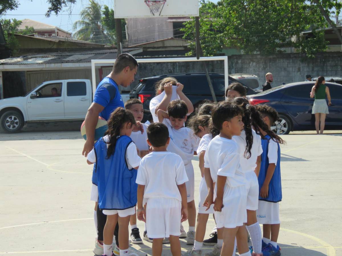 Emilio Butragueño visita escuela sociodeportiva “Formando Campeones” en San Pedro Sula