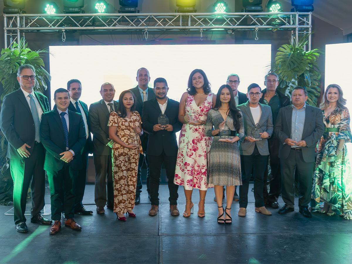 Ejecutivos de Cemento Ultracem junto a los ganadores de Premio Gemas 2023 e invitados especiales.