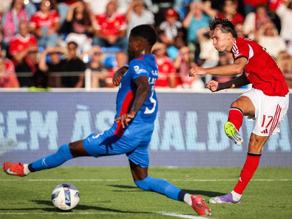 ¿Por qué Vinicius fue a ver partido de Julián Martínez? Furor por su presencia