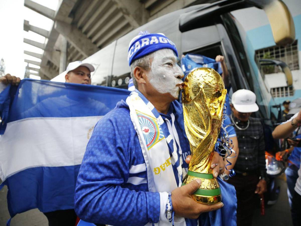 Infiltrados para el Honduras-Nicaragua, la Copa y reconocido DT presente