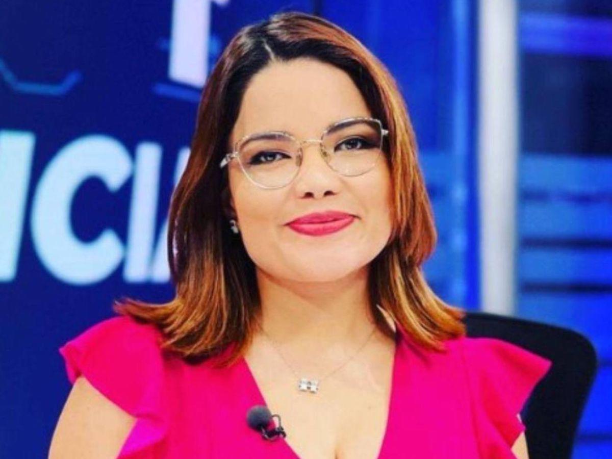Ariela Cáceres se gradúa y lleva su título a la tumba de su padre