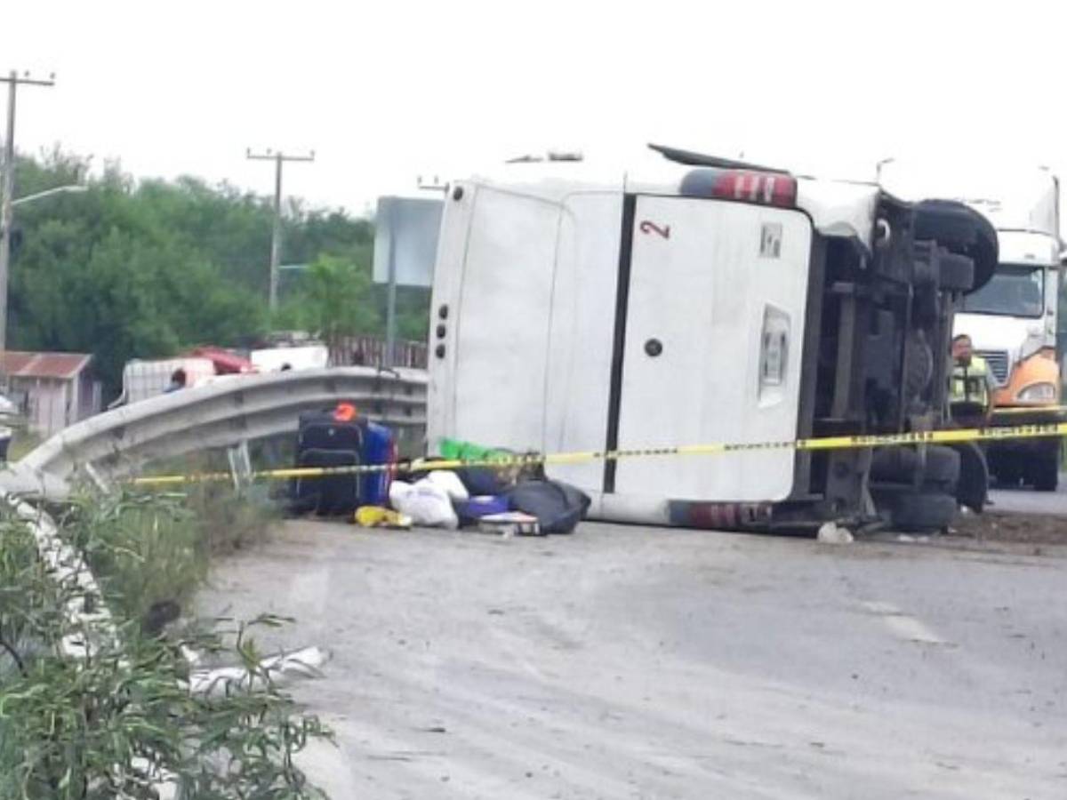 Viaje termina en tragedia: 11 muertos y 22 heridos al volcar bus en una curva