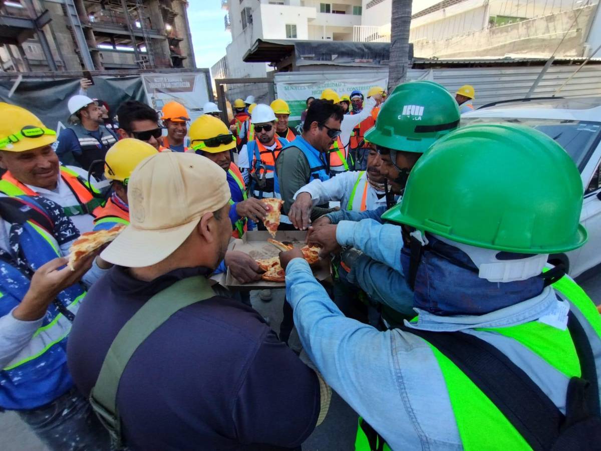 Filósofo corre a albañil por comer frente a su casa y desata ola de protestas en México