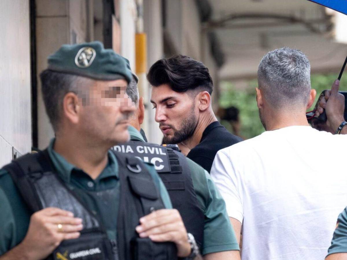 Futbolista español es acusado de racismo y la Fiscalía pide 10 años por agresión sexual