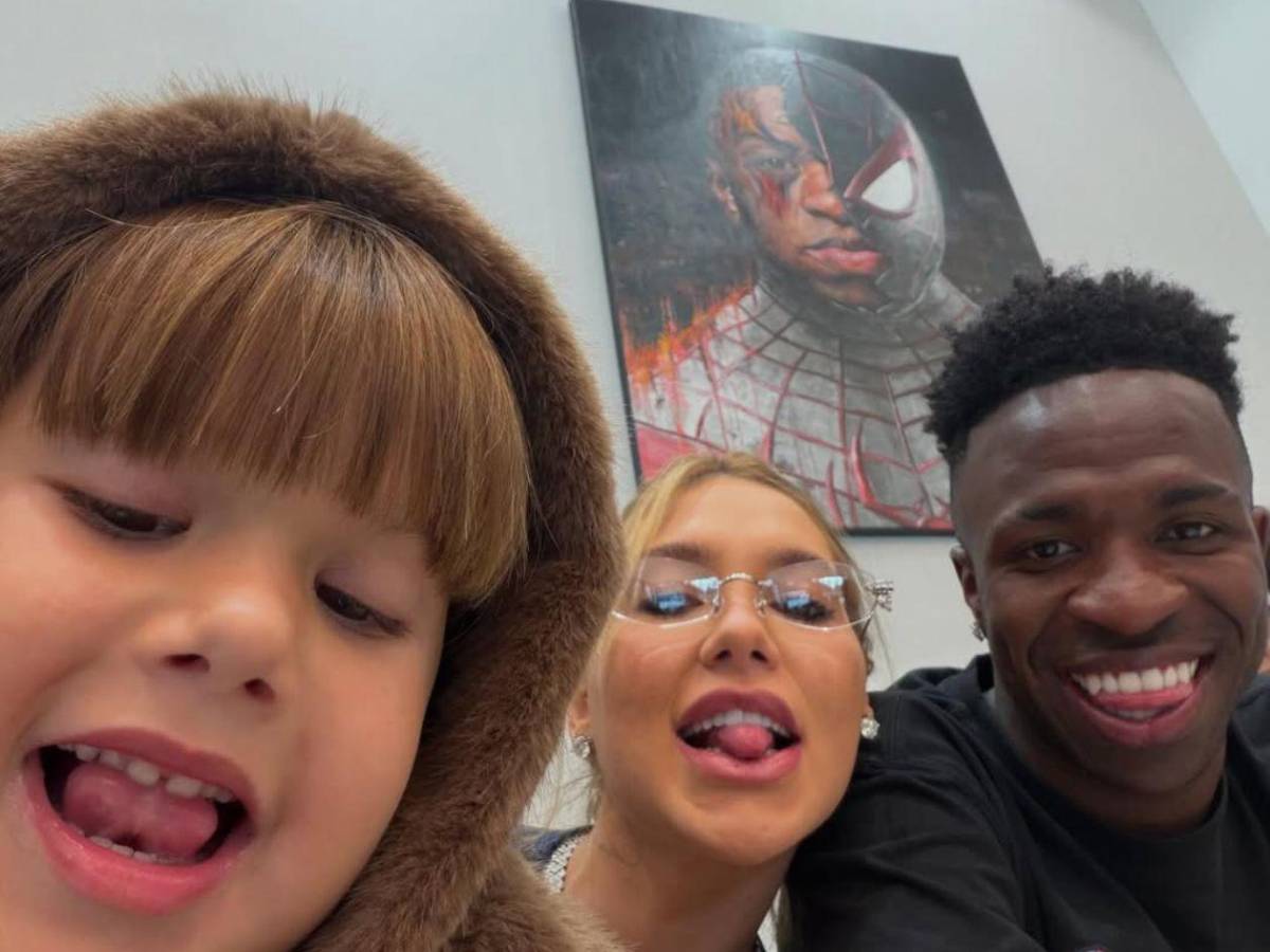 Novia de Vinícius sorprende con vestido picante y collar con su nombre