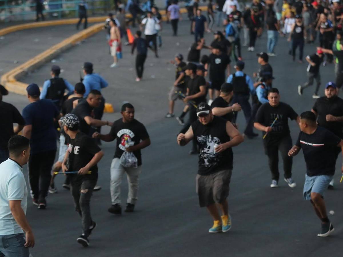 Disturbios: barras de Motagua y Olimpia se enfrentan afuera del Nacional