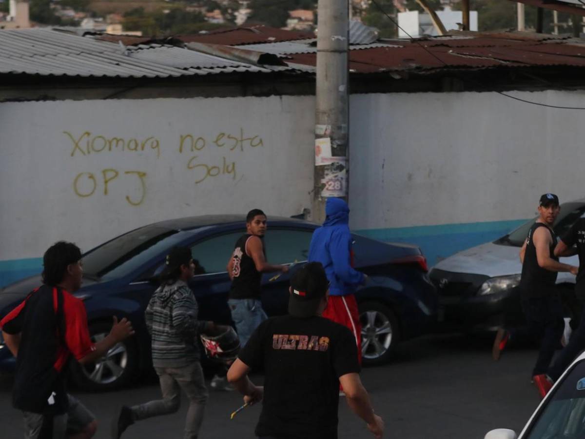 Disturbios: barras de Motagua y Olimpia se enfrentan afuera del Nacional