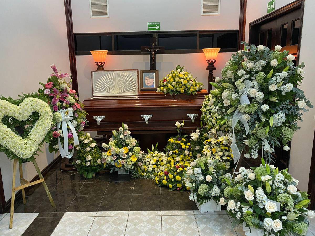 Dan último adiós a la querida maestra Yolanda Martínez