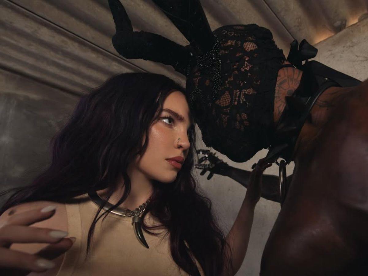 Señalan a Belinda de hacer apología demoniaca en video musical