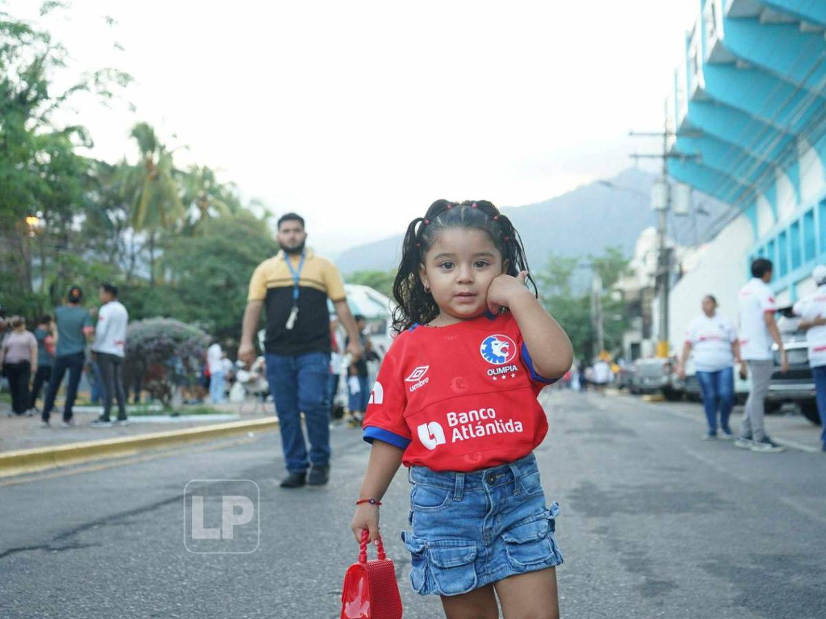 Aficionado disfrazado de jeque, bellas chicas y ambientazo en el Francisco Morazán