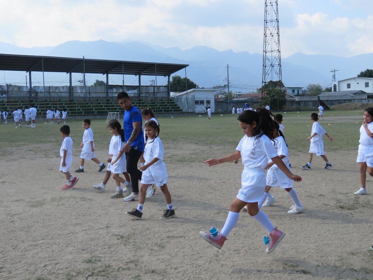 Los alumnos de las ESD participan durante ocho meses del año en las prácticas deportivas bajo la metodología de la Fundación Real Madrid.