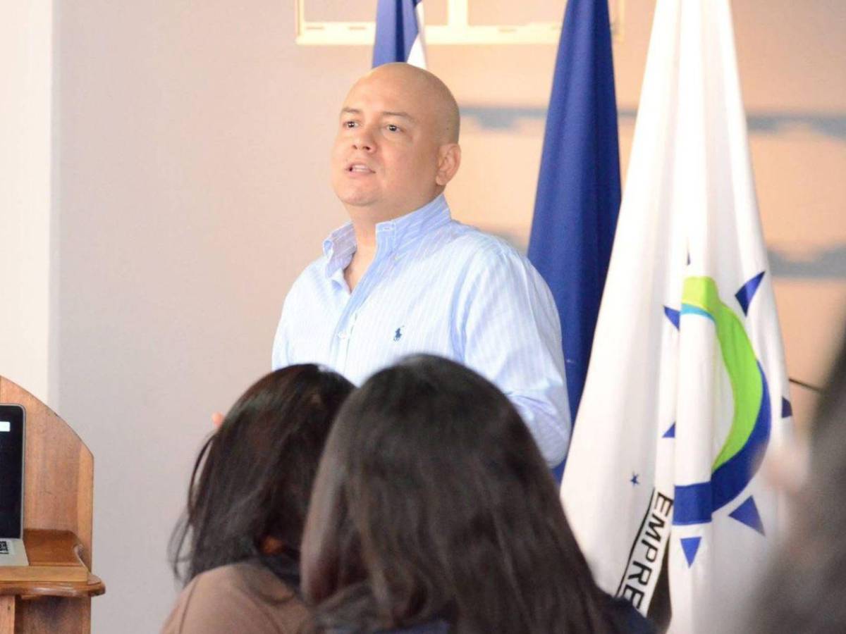 Clínica, avionetas y carros de lujo: bienes del doctor ligado con los Urbina