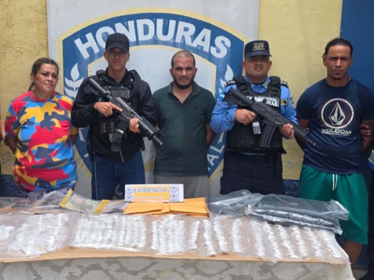 Capturan a Los Kiwis en Yoro; hallan droga, armas y altar con imágenes de la Santa Muerte