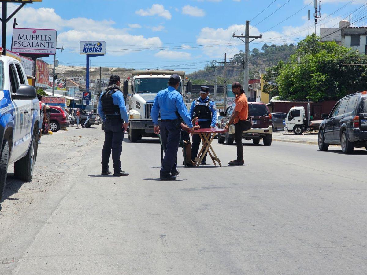 Mujer protesta en medio de la carretera internacional en Copán