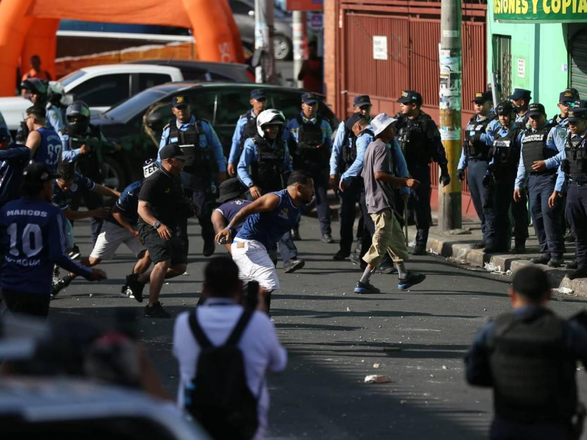 Imágenes impactantes: Terror en clásico Motagua - Olimpia tras escenas de violencia
