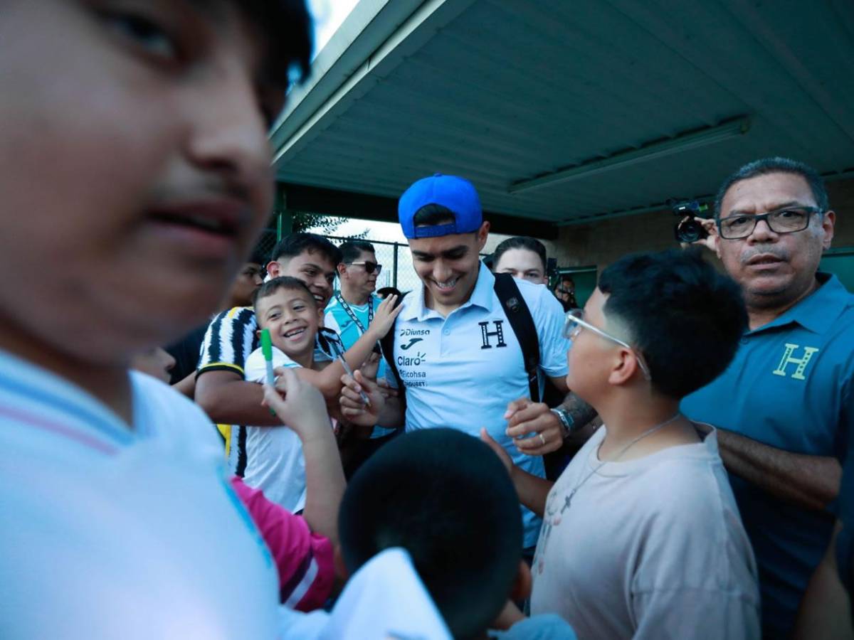 Locura por Palma, gifiti, regalos y youtuber presente en entreno de Honduras