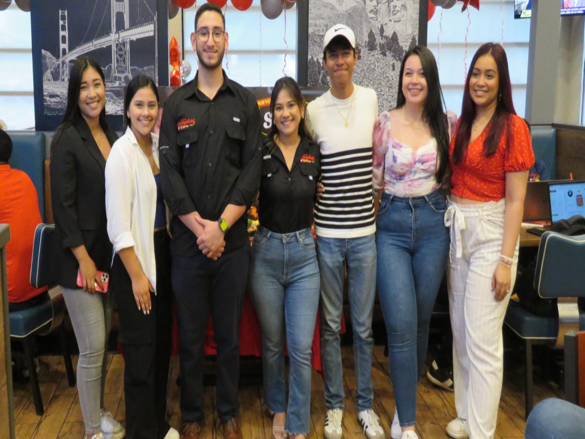 El equipo de Denny’s presentó orgulloso los Signature Skillets, listos para deleitar a los invitados al evento.