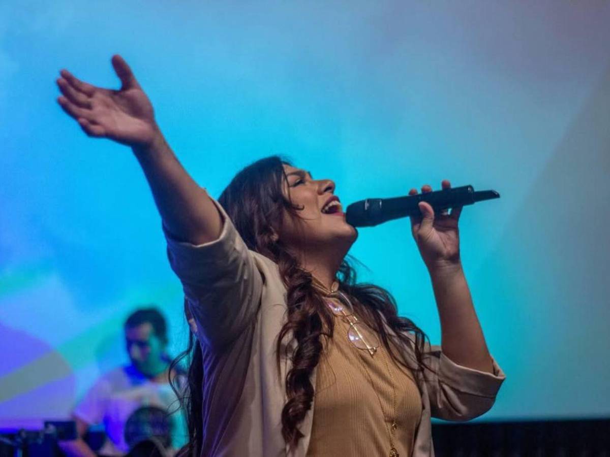 Cantante cristiana cantó gratis en boda de su pastor y terminó humillada