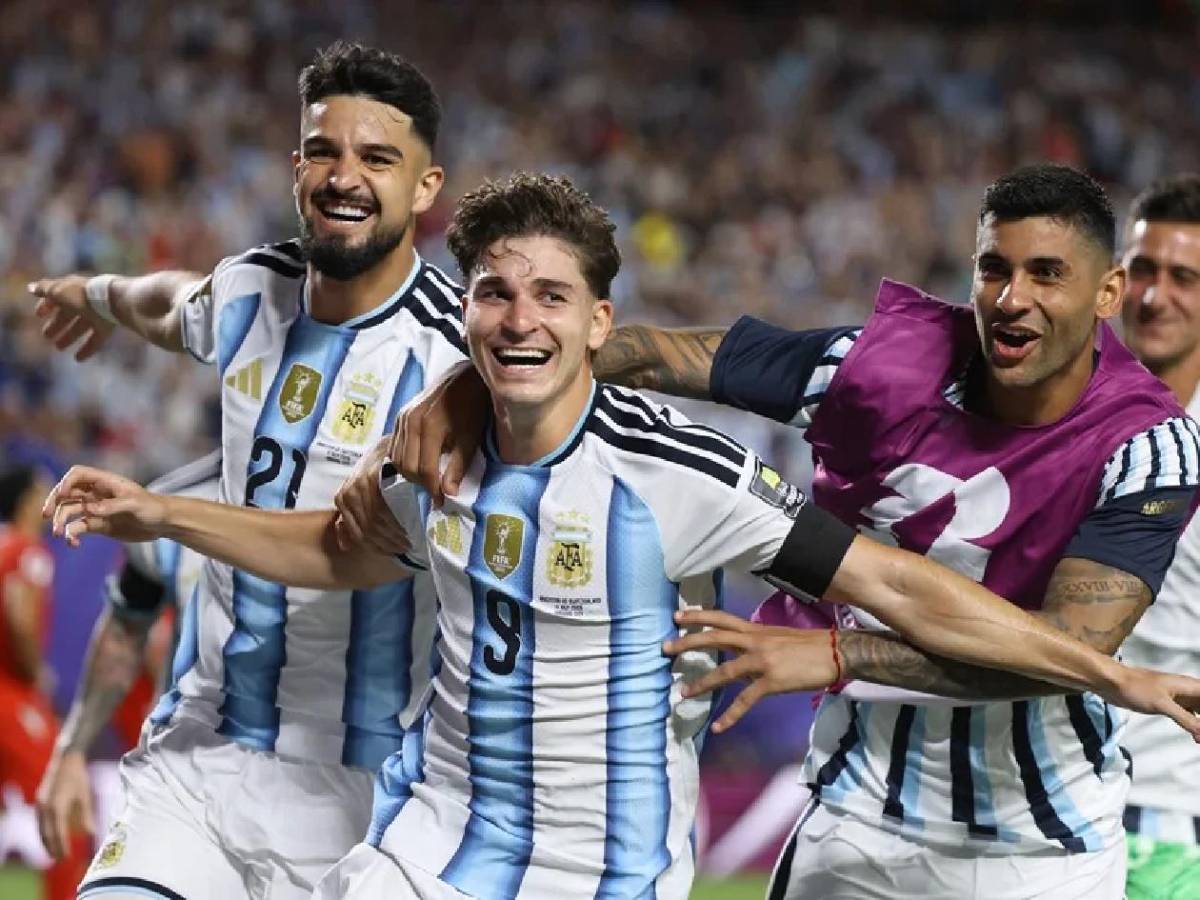 Barcelona sufre golpe: Campeón prepara impactante oferta por Julián y revelan trueque