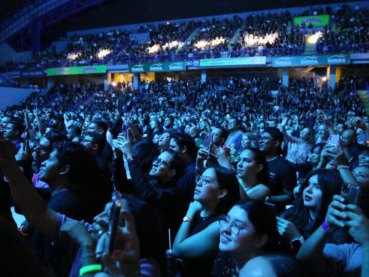 Juanes enamora en Tegucigalpa con su estilo romántico