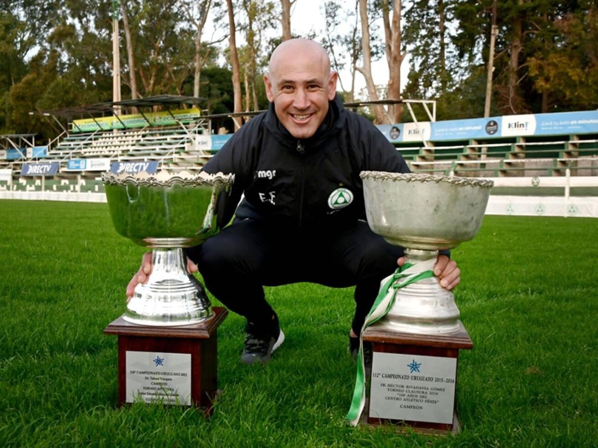Eduardo Espinel y sus dos trofeos de campeón que logró con el Plaza Colonia.