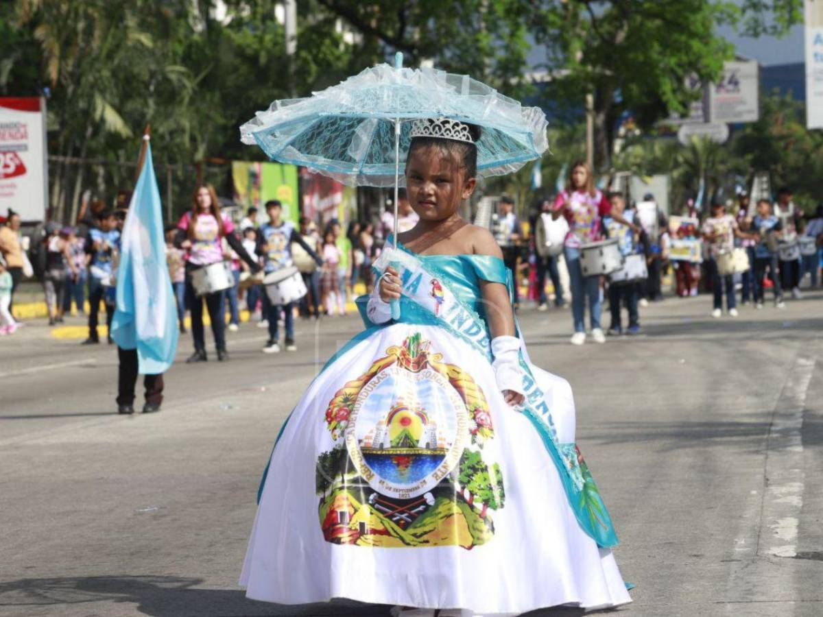 Entre ternura y orgullo patrio, niños se roban las miradas en los desfiles en SPS