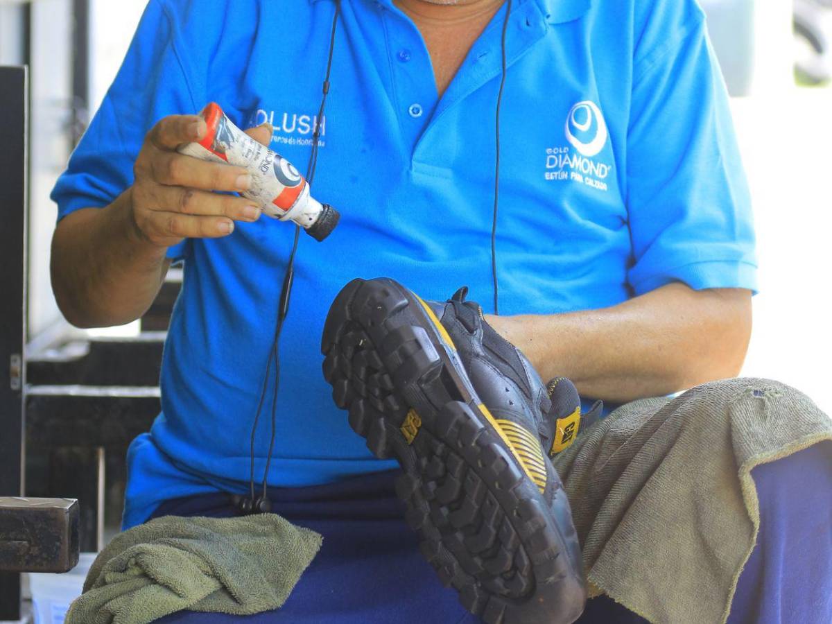 Lustradores de zapatos: el oficio que resiste al tiempo en el corazón de San Pedro Sula