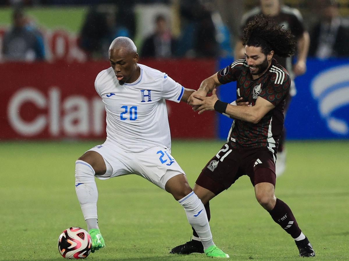 Deiby Flores conduce el balón ante la marca de César ‘Chino‘ Huerta.