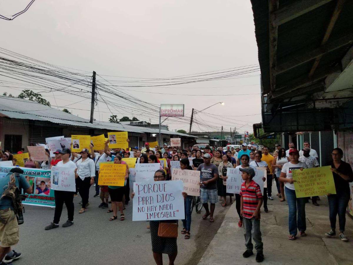 Con marcha claman que aparezcan pareja y taxista desaparecidos