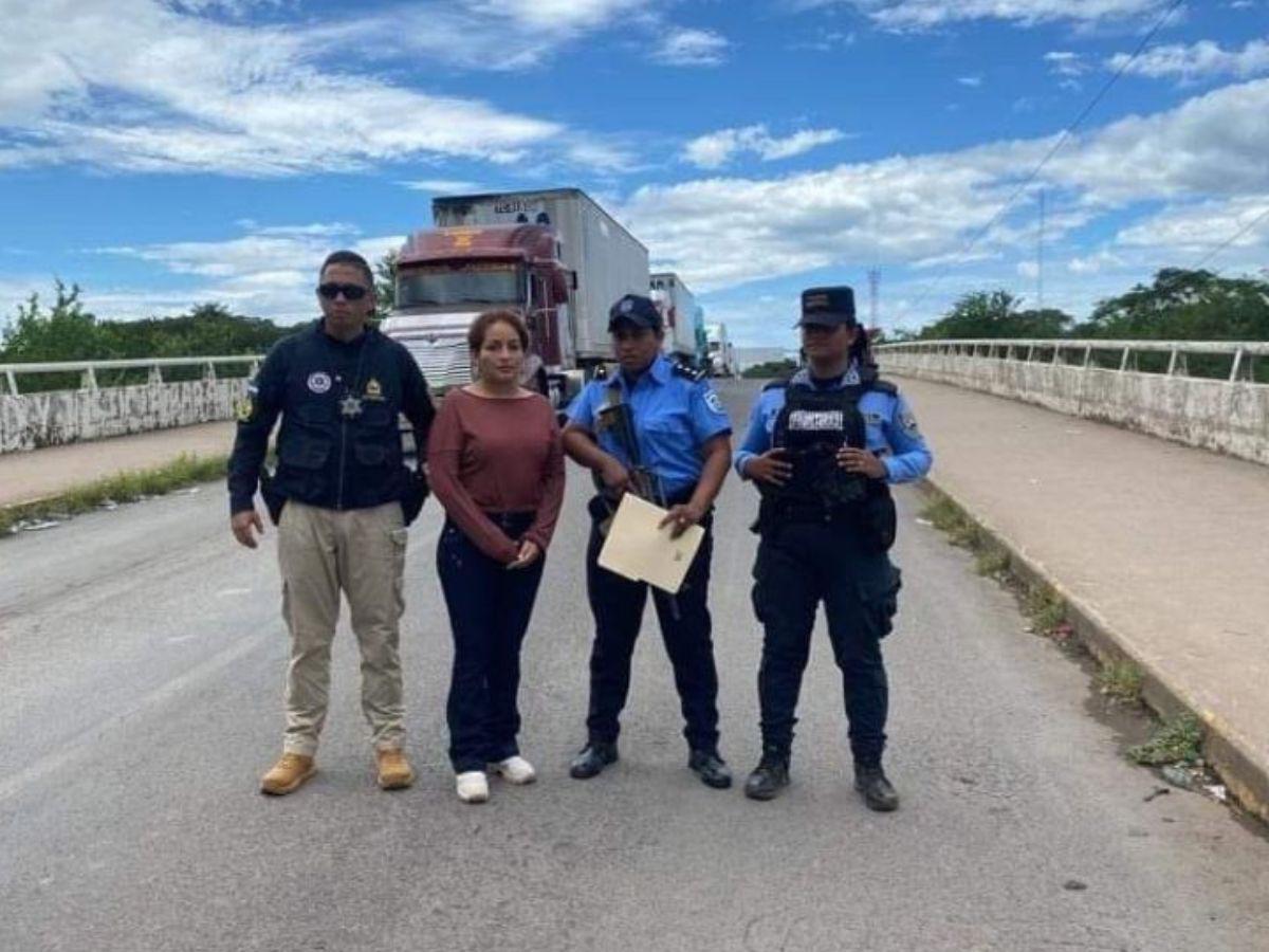 Agentes policiales fronterizos de Honduras custodian a la detenida.