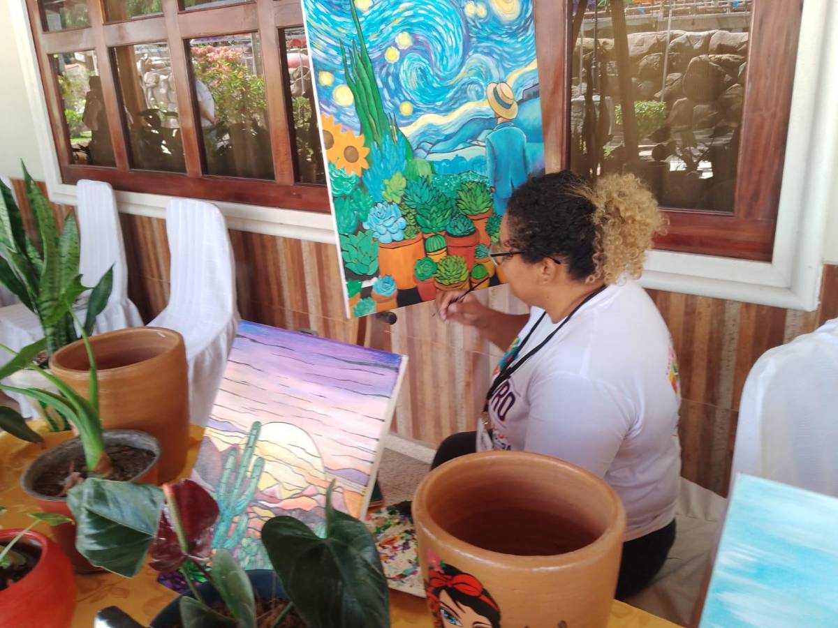 Nely Patrigniani originaria de la ciudad de Siguatepeque a través de su emprendimiento “Artes Nelys” ofrece cuadros de pintura en acrílico, así como vestidos, maceteros y artesanías hechas en barro y madera.