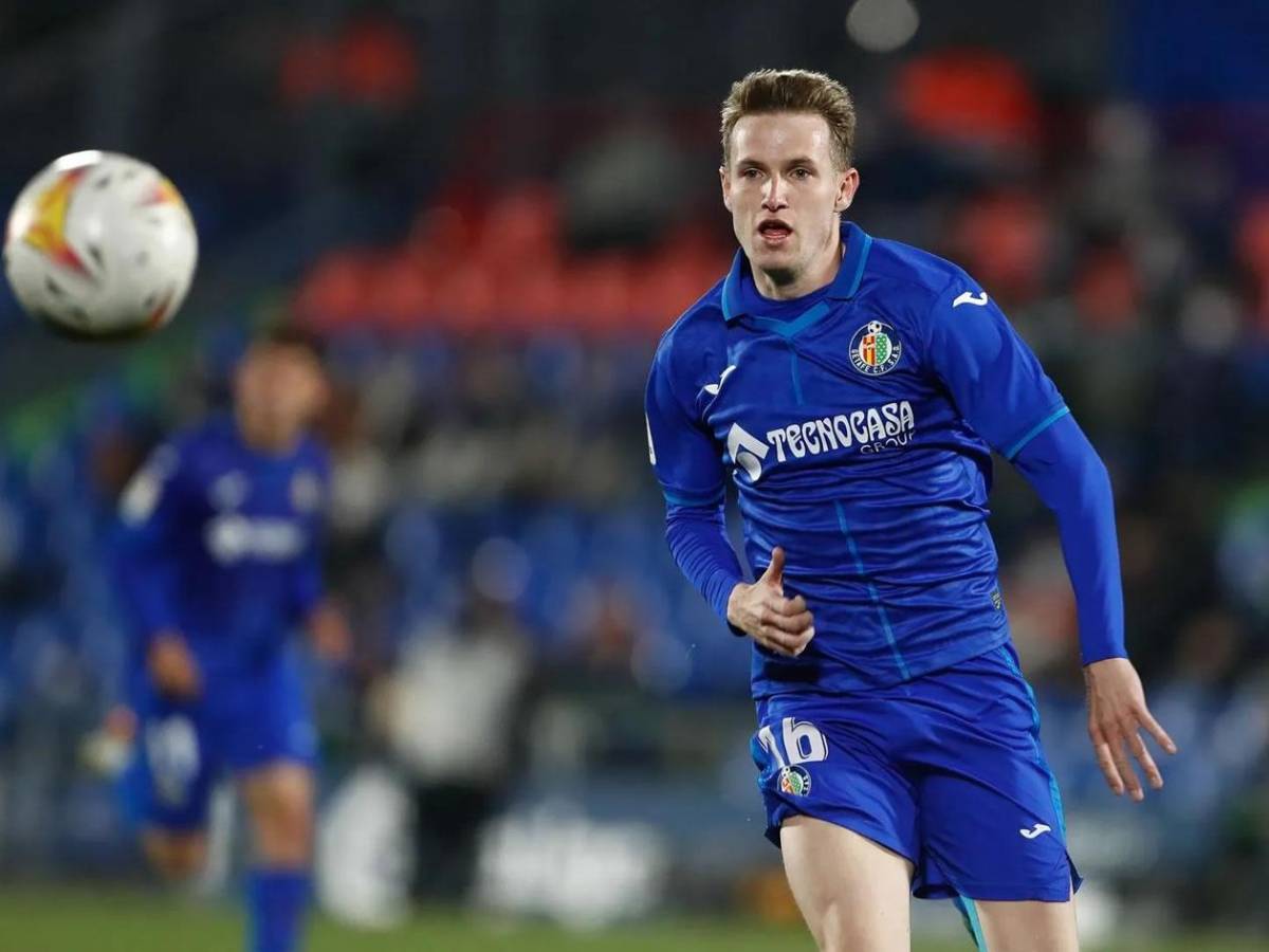 Futbolista que anunció su homosexualidad se retira a los 29 años y revela el motivo