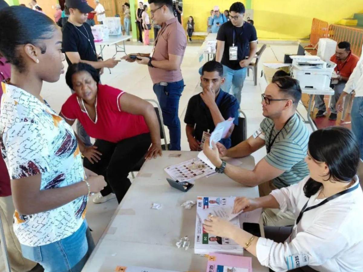 Golpes, abucheos y controversias en elecciones generales en Honduras