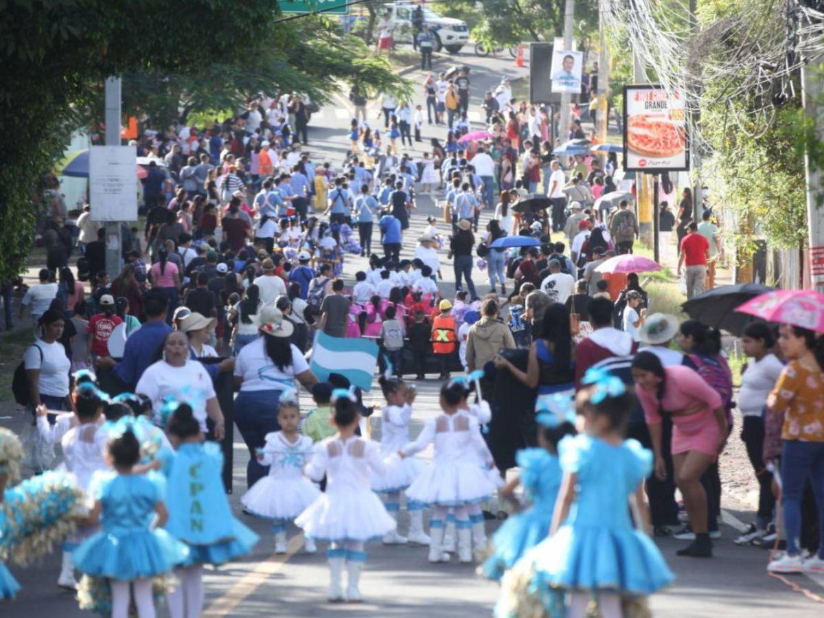 Los más pequeños rinden honor a la patria con coloridos desfiles
