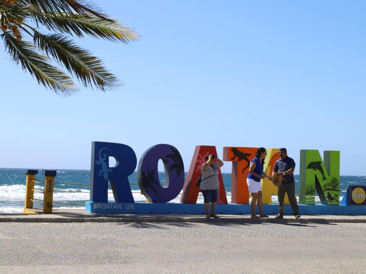Roatán se mueve entre gigantescos cruceros, turismo de aventura y hermosas mujeres