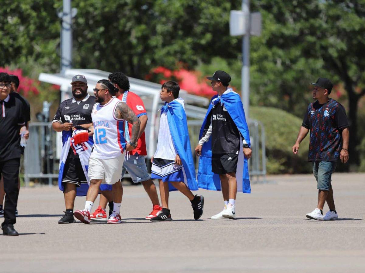 Ambiente y belleza en el partido Panamá-Honduras: ¿quién es la chica de pelo rubio?