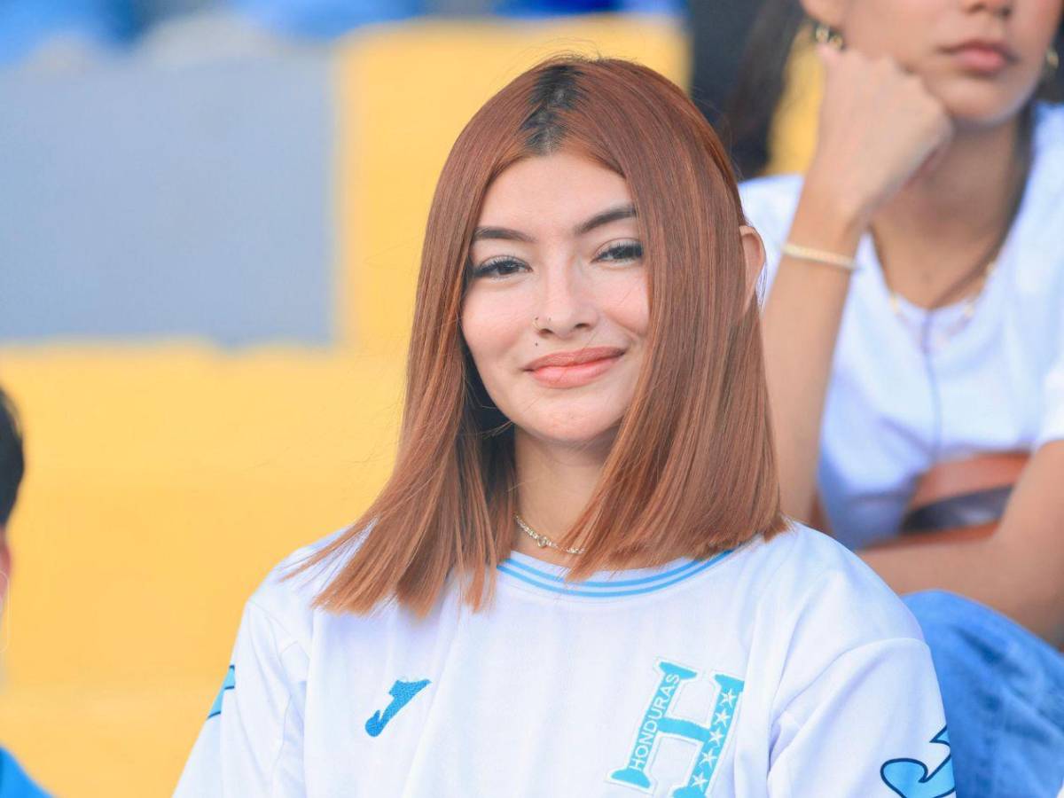 Las bellas chicas que adornan el ambiente en el partido de tiktokers