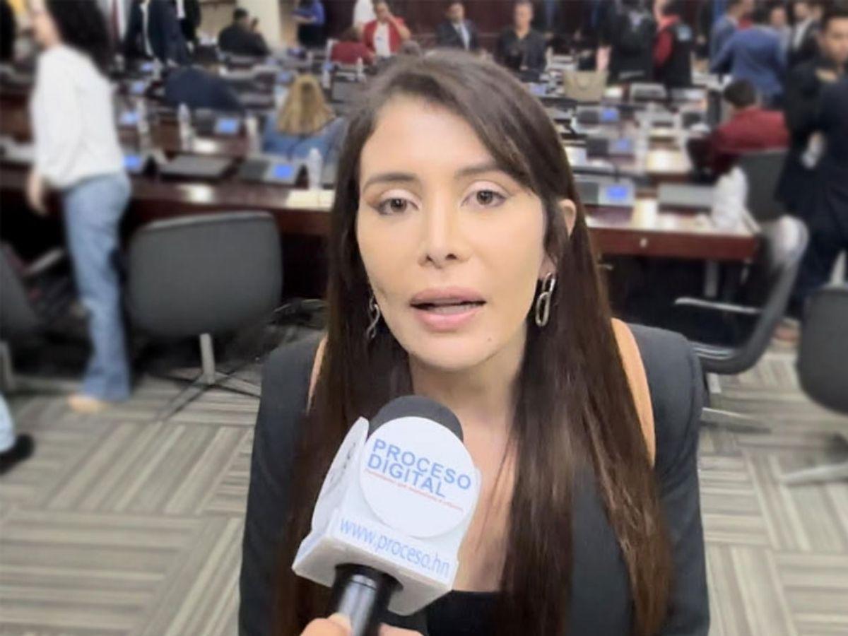 Iroshka contra Alex Cáceres y lo señala por comentarios irresponsables