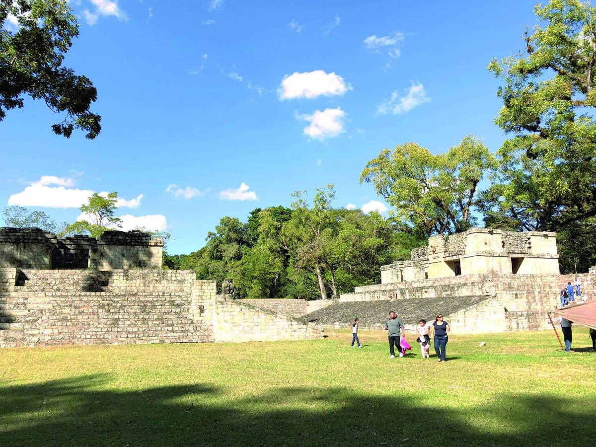 El Congreso de Arqueología resalta el uso de tecnología avanzada en estudios.