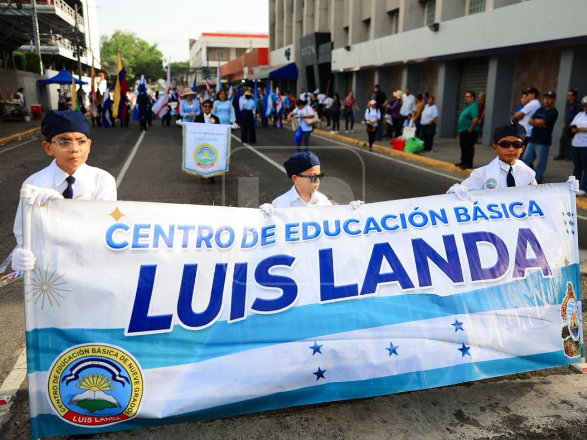 Centros educativos llenan de música, baile y tradición las calles sampedranas
