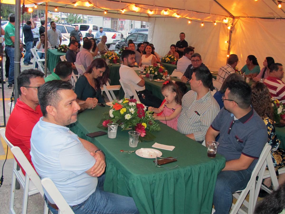 Clientes, proveedores, familiares y amigos presentes en la inauguración de las nuevas instalaciones de Network Place.