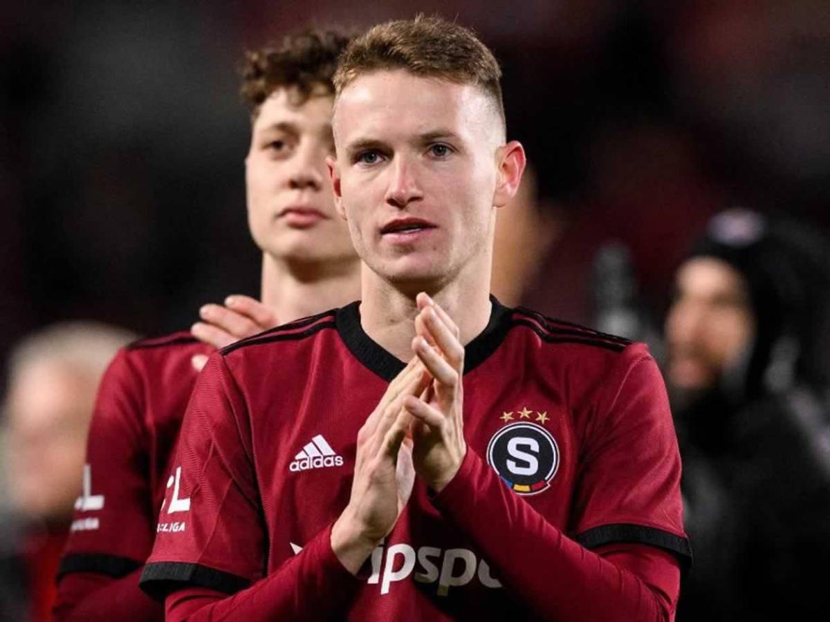 Futbolista que anunció su homosexualidad se retira a los 29 años y revela el motivo