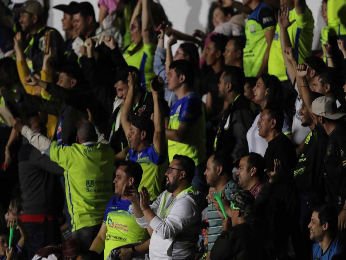 Festejo de aficionados del Olancho en el sector de silla tras el gol del empate.