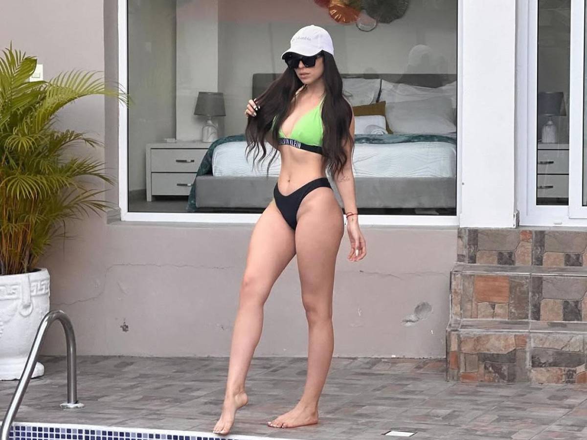 Novia de futbolista extranjero de Liga Nacional cautiva con fotos en la playa