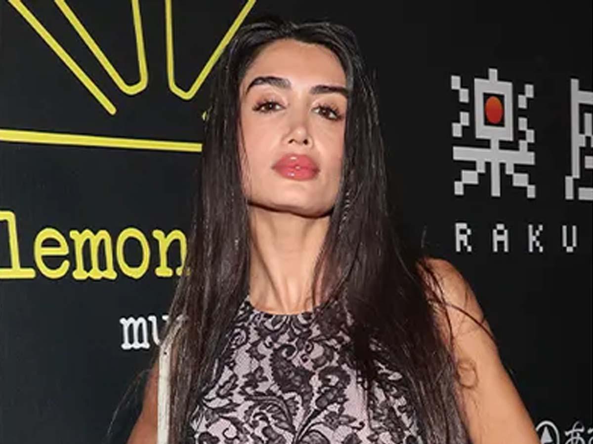 Influencer es arrestada por robar reloj Rolex, gafas de sol y cartera Louis Vuitton